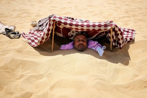 Tắm cát trần - mẹo chữa bất lực của du khách ở Ai Cập
