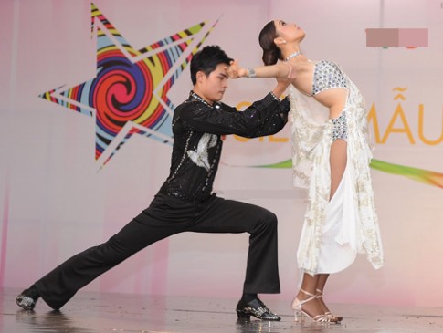 Thí sinh Siêu mẫu biểu diễn dancesport