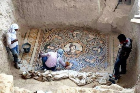 Thổ Nhĩ Kỳ khai quật bức tranh ghép 2.000 tuổi dưới lòng đất