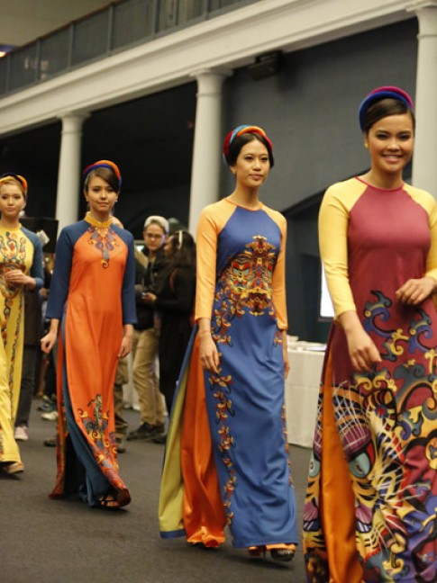 Thuận Việt trình diễn áo dài tại Bảo tàng Mỹ