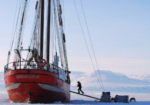 Thuyền buồm hóa khách sạn giữa biển băng