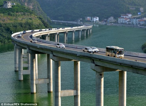 Trung Quốc xây đường cao tốc trên mặt nước
