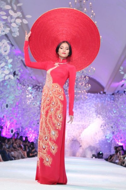 Trương Thị May diễn áo cưới với khăn đóng khổng lồ