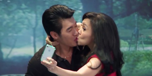 Việt Hương cưỡng hôn Trương Nam Thành trên sân khấu