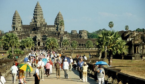 ‘Vua’ tuýt còi khách Tây ăn mặc hở hang ở Angkor