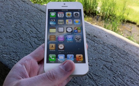 Ảnh minh họa về iPhone 5 trên tay người dùng