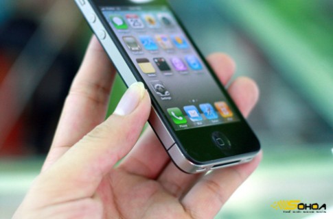 Apple bị kiện vì iPhone 4 sóng kém