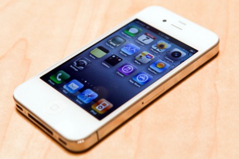 Apple hoãn bán iPhone 4 màu trắng sang 2011