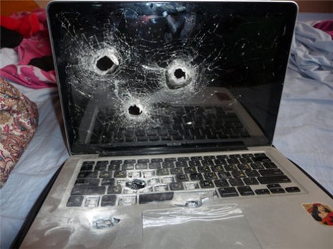 Apple Macbook dính đạn ở Israel