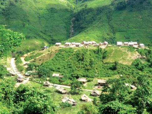 Bản làng người Mày dưới ngọn núi Găng Màn hùng vĩ
