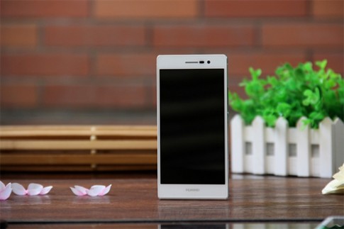 CEO Huawei sử dụng Ascend P7 với màn hình kính sapphire