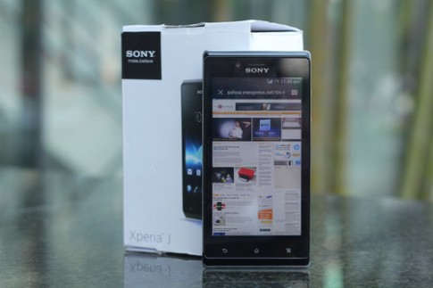 ‘Đập hộp’ Sony Xperia J thời trang