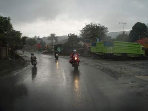 Đi xe máy khi trời mưa!