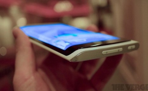 Điện thoại màn hình cong của Samsung lộ diện