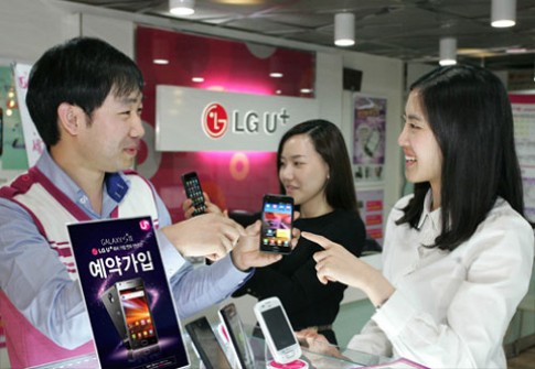 Galaxy S II bán chạy gấp 2 lần iPhone 4 ở Hàn Quốc