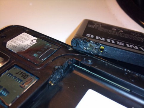 Galaxy S II bốc cháy trong túi quần