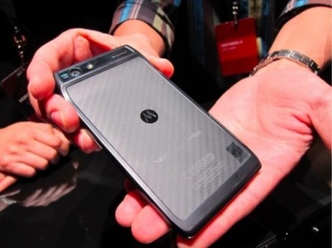 Google và Motorola làm điện thoại vỏ gốm, màn hình cong