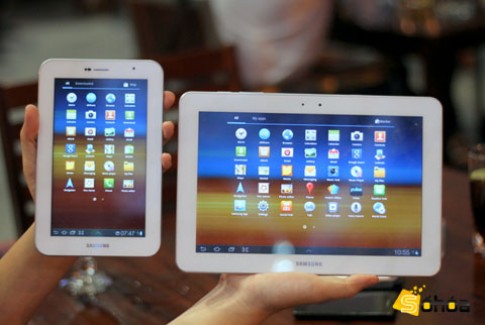 Hai Galaxy Tab trắng bán tại Việt Nam