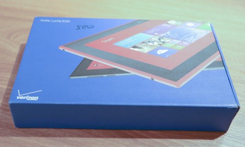 Hình ảnh mở hộp Lumia 2520 tại Việt Nam