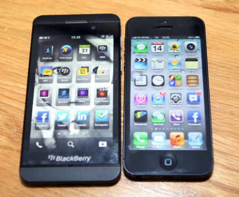 ​Hình ảnh so sánh iPhone 5 và BlackBerry L series