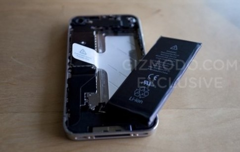 iPhone 4G bị tháo rời linh kiện