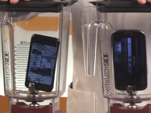iPhone 5 và Galaxy S III đo độ bền trong máy xay sinh tố