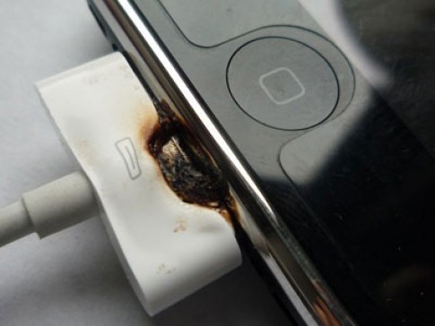 iPhone cháy cổng USB do sạc