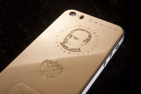 iPhone vàng in hình Putin