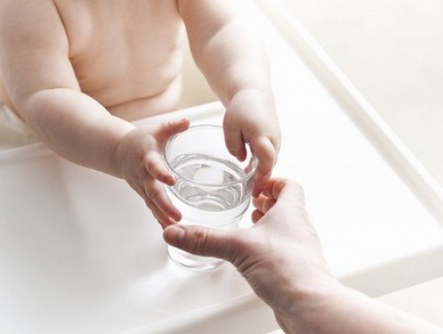 Mẹo hay dạy con uống nước bằng cốc