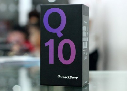 ‘Mở hộp’ BlackBerry Q10 màu trắng
