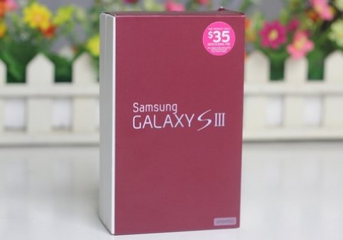 ‘Mở hộp’ Galaxy S III màu đỏ đầu tiên ở Việt Nam