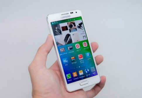 Mở hộp Samsung Galaxy Alpha xách tay giá 11 triệu đồng