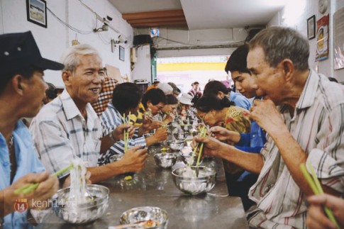 Người giàu vào ăn ở quán cơm 2000, 3 ổ bánh mì từ thiện, và chuyện hãy lo mà sống tình nghĩa với nhau đi...