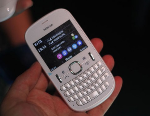 Nokia Asha 200 giá 1,7 triệu tại VN