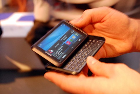 Nokia E7 bán ra từ 10/12