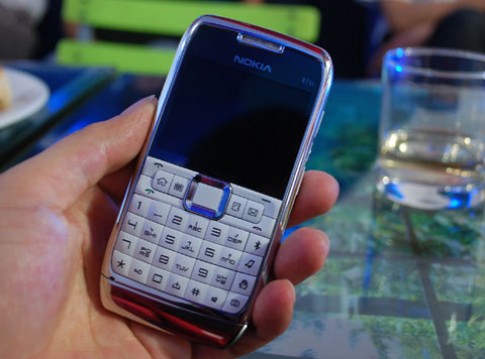 Nokia E71 thật và ‘nhái’