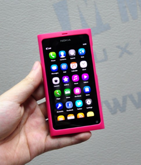 Nokia N9 bắt đầu bán, giá 13,2 triệu đồng