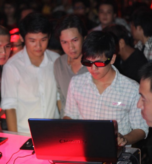 Offline đấu game trên laptop 3D Toshiba