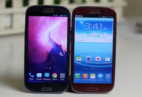 So sánh Galaxy S III lõi kép màu đỏ với bản quốc tế