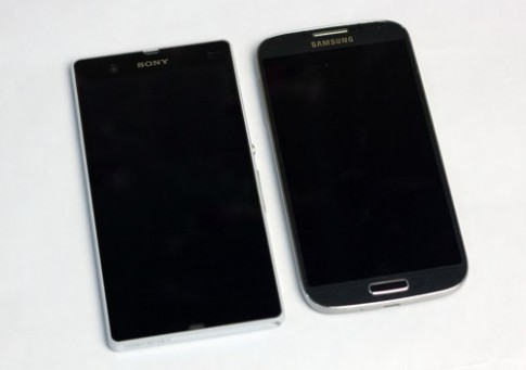 So sánh thiết kế giữa Sony Xperia Z và Samsung Galaxy S4