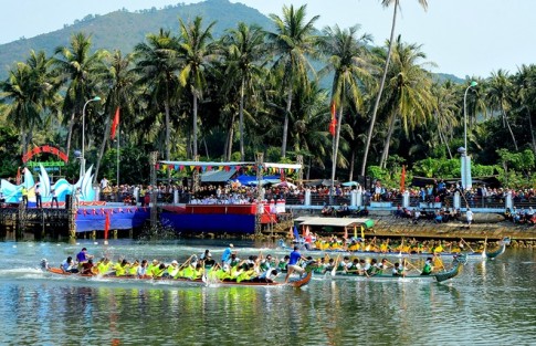 Sông Tam Giang dậy sóng với hội đua thuyền, lắc thúng