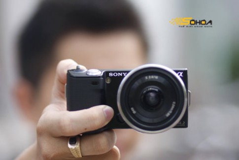 Sony NEX bị Olympus ‘vượt mặt’ vì thiếu ống kính