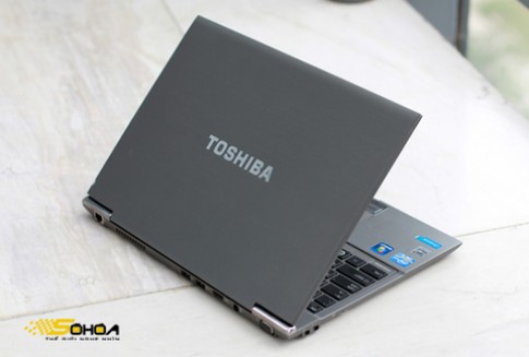 Ultrabook của Toshiba dùng làm vợt đánh bóng bàn