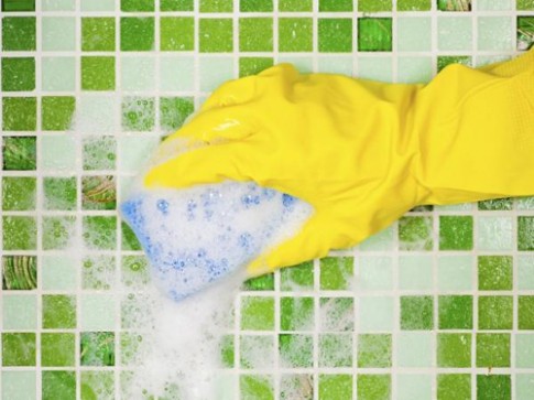 5 cách tẩy rửa vết cáu xà phòng trong nhà tắm