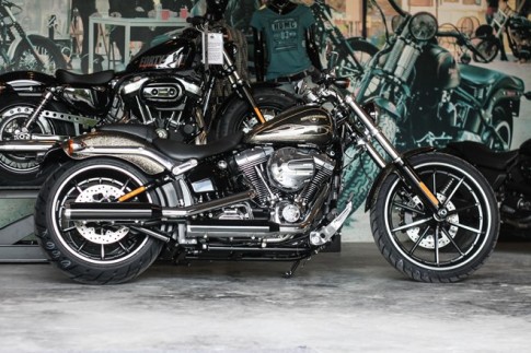 Cận cảnh Harley-Davidson Breakout sơn thủ công có giá 1,3 tỷ về Việt Nam