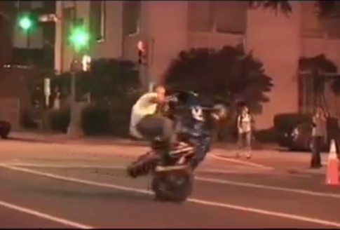 [Clip] Biểu diễn mô tô đường phố như xiếc