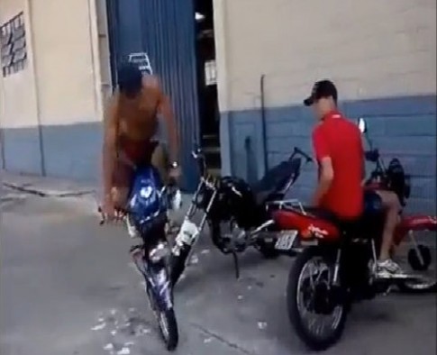 [Clip] Đỗ xe máy bằng cách “bốc đít” cực chuyên nghiệp