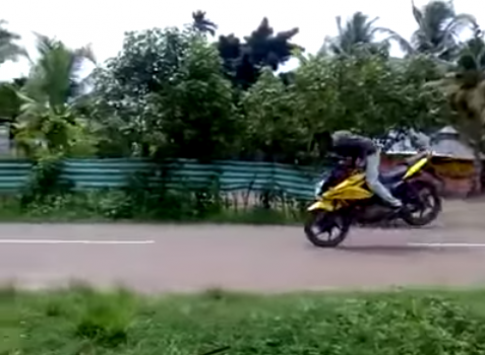 [Clip] Khó đỡ với tình huống sau màn bốc “đít” xe môtô