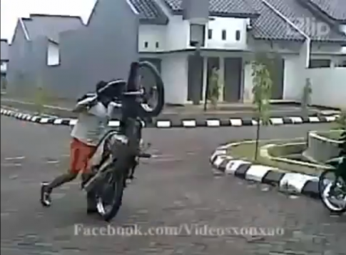 [Clip] Lao thẳng xuống cống vì bốc đầu xe máy