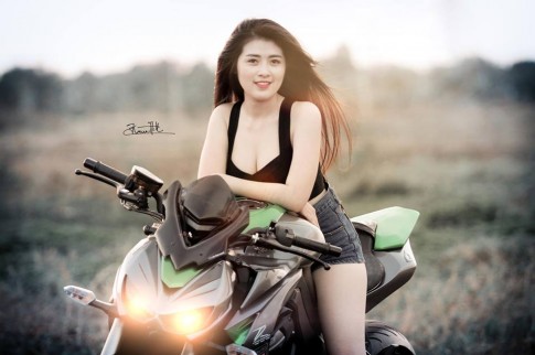 Cô nàng sexy đầy gợi cảm bên Kawasaki Z1000